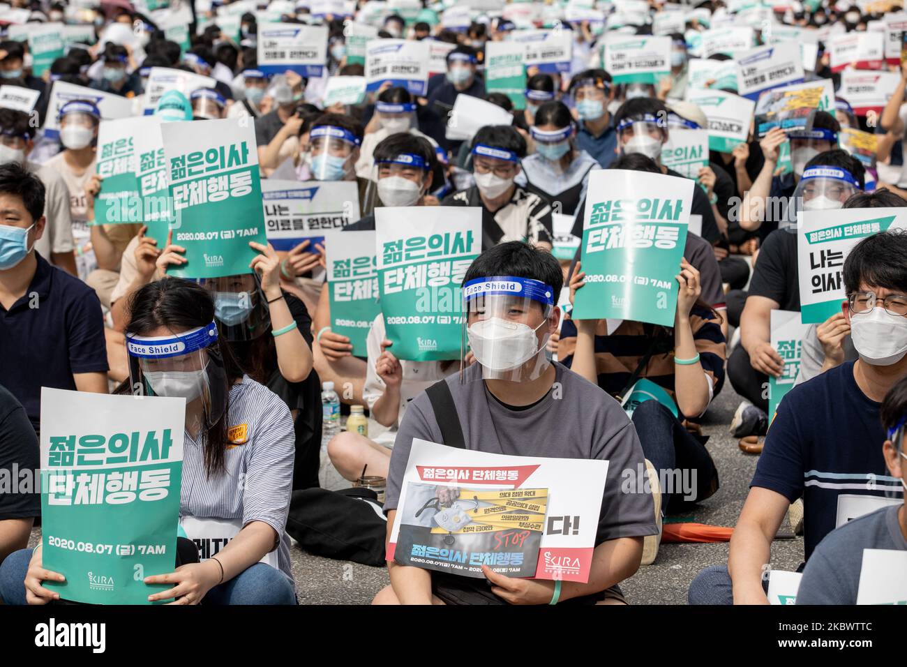 Thousands of medical students and doctors with the Korean Intern Resident Association (KIRA) gather for a rally against the government's plan to raise the admission fee and number of students at medical schools on August 07, 2020 in Seoul, South Korea. South Korean medical residents called for a nationwide strike earlier in the day, calling for the government to scrap its plan to extend the number of students at medical schools. (Photo by Chris Jung/NurPhoto) Stock Photo