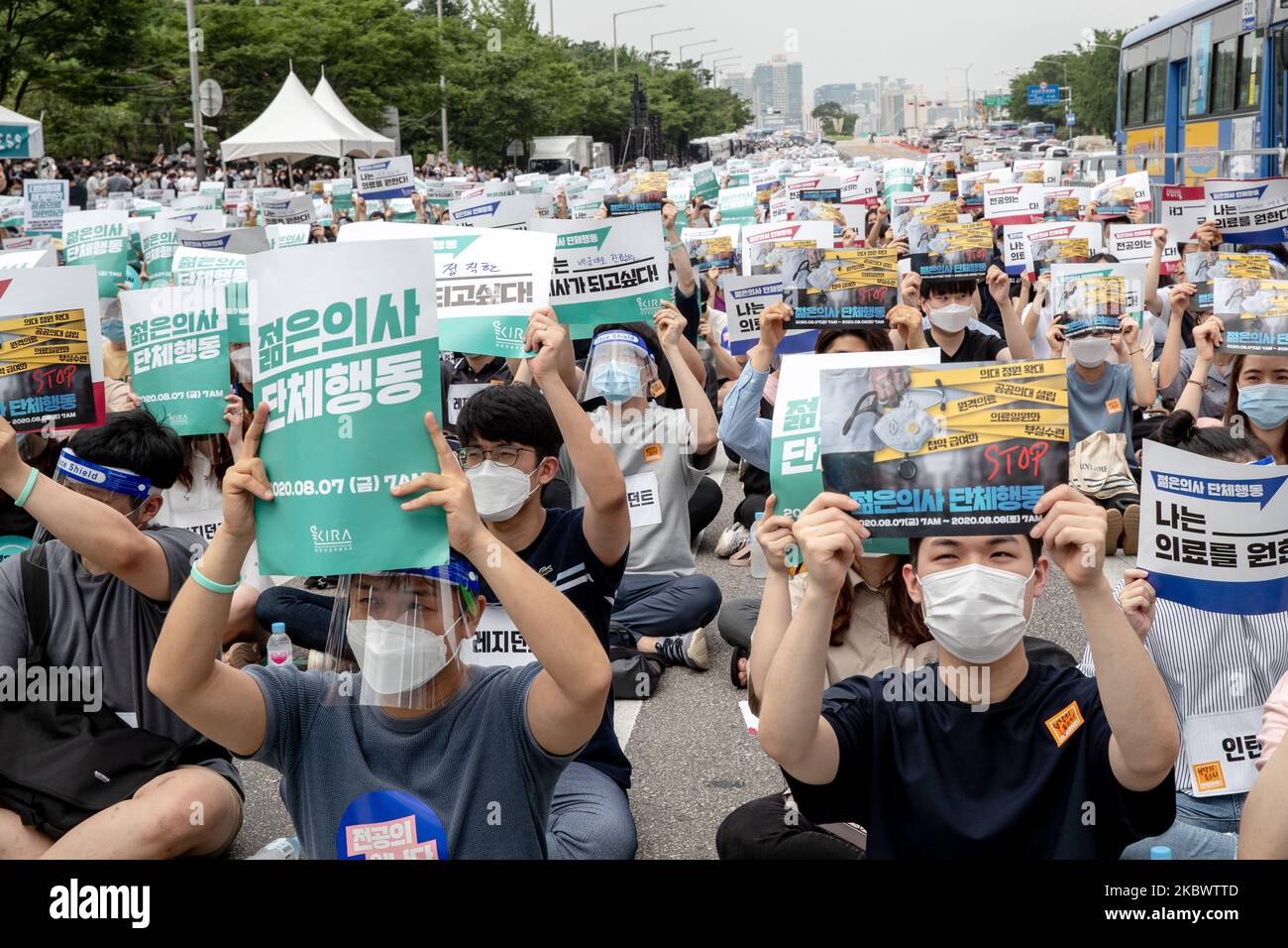 Thousands of medical students and doctors with the Korean Intern Resident Association (KIRA) gather for a rally against the government's plan to raise the admission fee and number of students at medical schools on August 07, 2020 in Seoul, South Korea. South Korean medical residents called for a nationwide strike earlier in the day, calling for the government to scrap its plan to extend the number of students at medical schools. (Photo by Chris Jung/NurPhoto) Stock Photo
