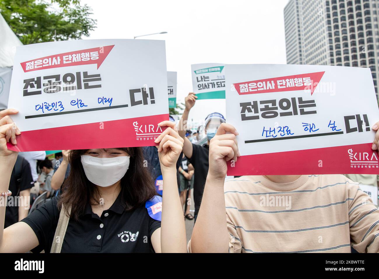Thousands of medical students and doctors with the Korean Intern Resident Association (KIRA) gather for a rally against the government's plan to raise the admission fee and number of students at medical schools on August 07, 2020 in Seoul, South Korea. South Korean medical residents called for a nationwide strike earlier in the day, calling for the government to scrap its plan to extend the number of students at medical schools. (Photo by Chris Jung/NurPhoto) Stock Photo