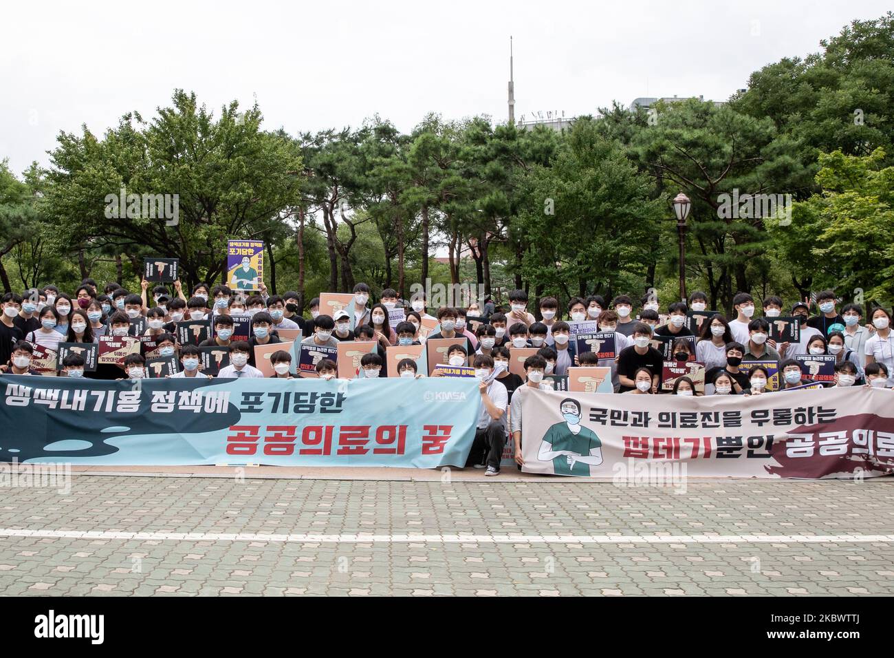 Thousands of medical students and doctors with the Korean Intern Resident Association (KIRA) gather for a rally against the government's plan to raise the admission fee and number of students at medical schools on August 07, 2020 in Seoul, South Korea. South Korean medical residents called for a nationwide strike earlier in the day, calling for the government to scrap its plan to extend the number of students at medical schools. (Photo by Chris Jung/NurPhoto) Stock Photo
