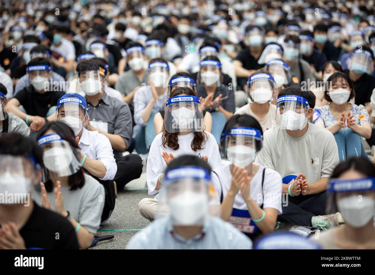 Thousands of medical students and doctors with the Korean Intern Resident Association (KIRA) gather for a rally against the government's plan to raise the admission fee and number of students at medical schools on August 07, 2020 in Seoul, South Korea. South Korean medical residents called for a nationwide strike earlier in the day, calling for the government to scrap its plan to extend the number of students at medical schools. (Photo by Chris Jung/NurPhoto) Stock Photo