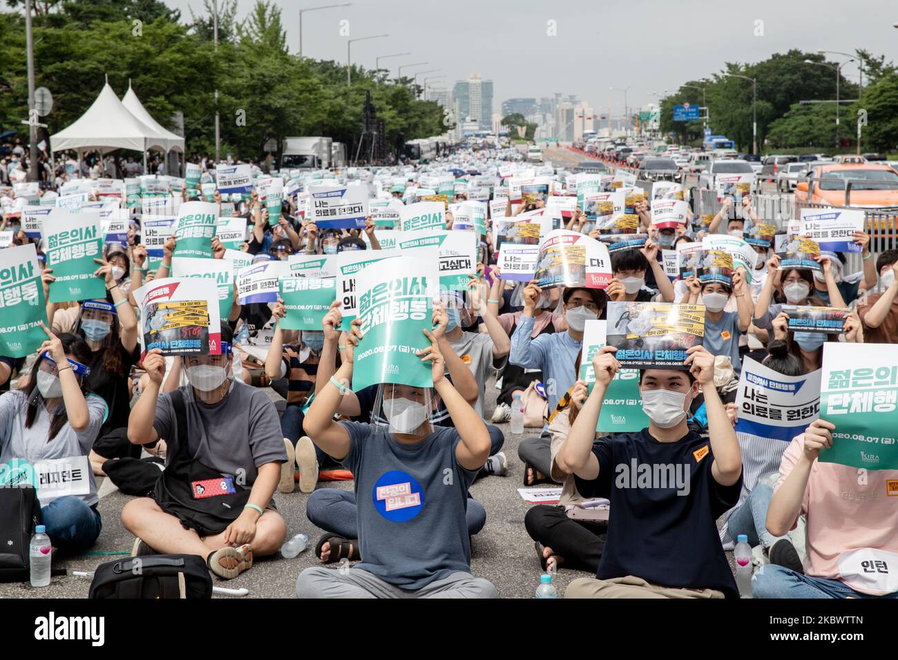 Thousands of medical students and doctors with the Korean Intern Resident Association (KIRA) gather for a rally against the government's plan to raise the admission fee and number of students at medical schools on August 07, 2020 in Seoul, South Korea. South Korean medical residents called for a nationwide strike earlier in the day, calling for the government to scrap its plan to extend the number of students at medical schools. (Photo by Chris Jung/NurPhoto) Stock Photo