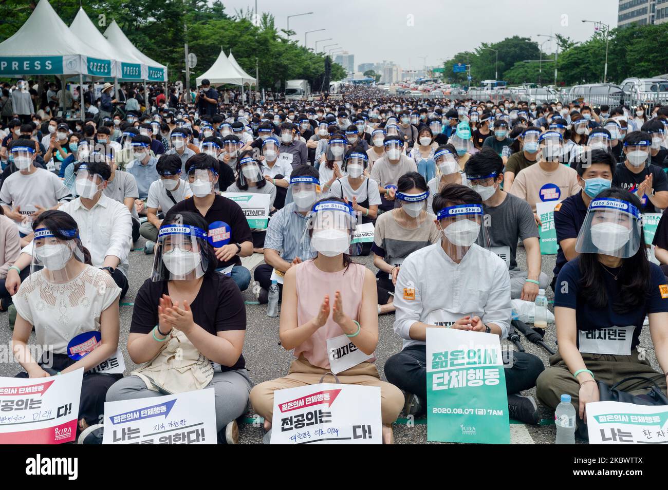 Thousands of medical students and doctors with the Korean Intern Resident Association (KIRA) gather for a rally against the government's plan to raise the admission fee and number of students at medical schools on August 07, 2020 in Seoul, South Korea. South Korean medical residents called for a nationwide strike earlier in the day, calling for the government to scrap its plan to extend the number of students at medical schools. (Photo by Chris Jung/NurPhoto) Stock Photo