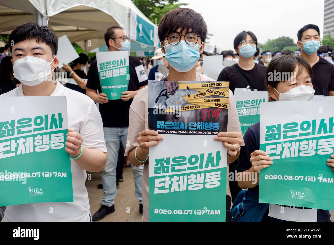 Thousands of medical students and doctors with the Korean Intern Resident Association (KIRA) gather for a rally against the government's plan to raise the admission fee and number of students at medical schools on August 07, 2020 in Seoul, South Korea. South Korean medical residents called for a nationwide strike earlier in the day, calling for the government to scrap its plan to extend the number of students at medical schools. (Photo by Chris Jung/NurPhoto) Stock Photo