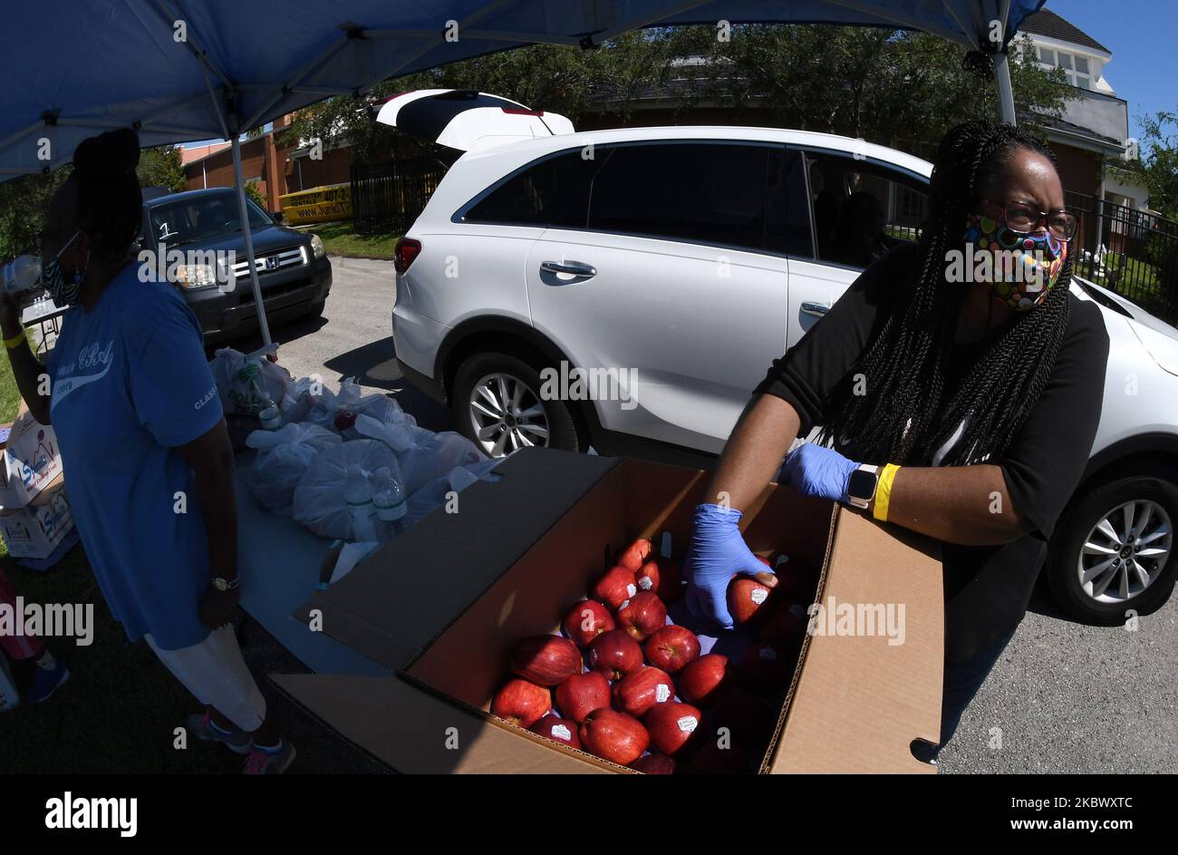 Volunteers distribute food from the Second Harvest Food Bank of Central Florida at Carter Tabernacle Christian Methodist Episcopal Church on August 8, 2020 in Orlando, Florida. Food Banks in the Orlando area face continued demand as unemployment due to the COVID-19 pandemic persists. (Photo by Paul Hennessy/NurPhoto) Stock Photo