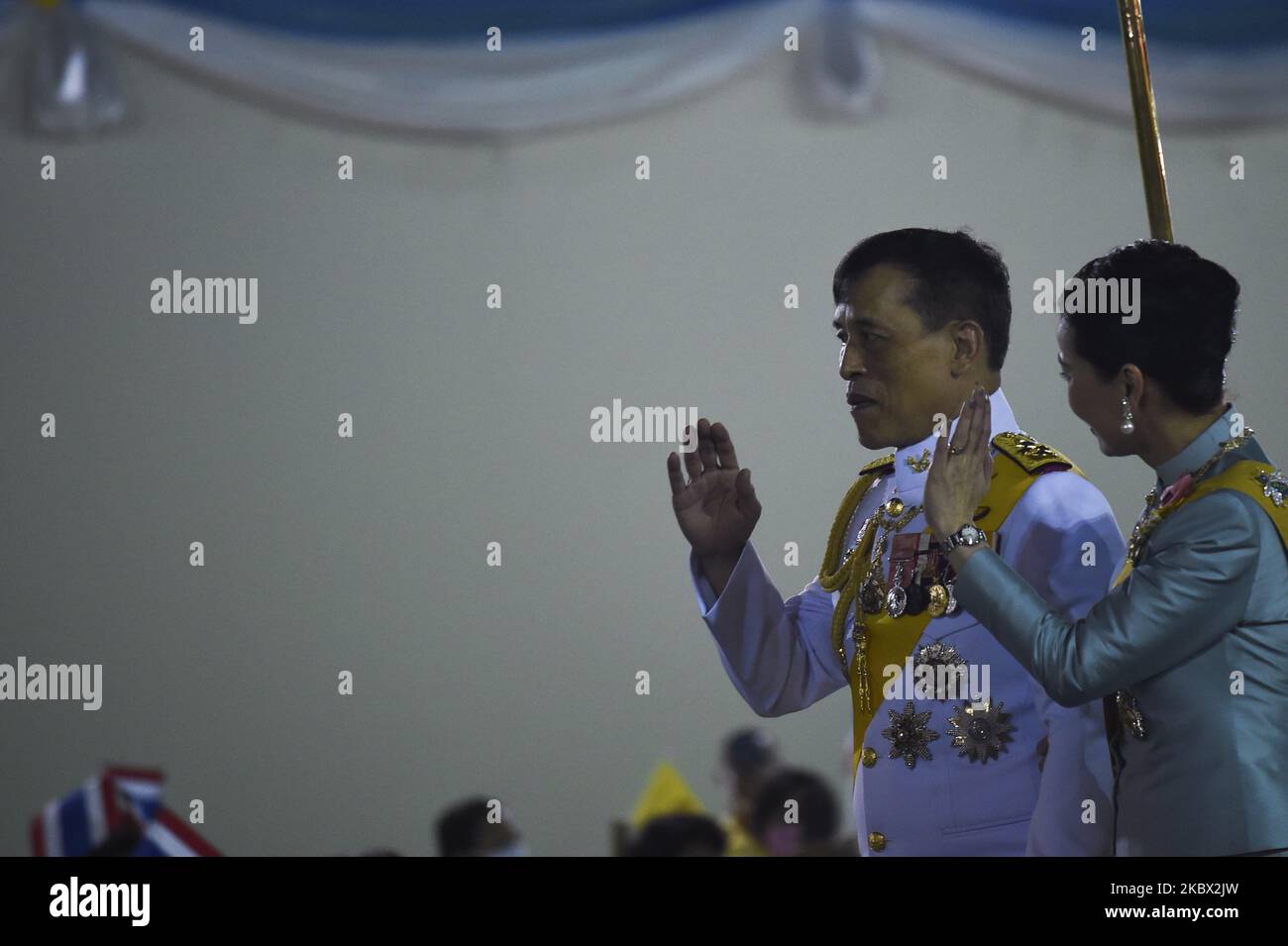 Thai King Maha Vajiralongkorn Bodindradebayavarangkun (2-R) and Thai Queen Suthida (R) greet well-wishers after a ceremony to celebrate the brithday of Thai Queen Sirikit, the Queen Mother, near the Grand Palace in Bangkok, Thailand, 12 August 2020. (Photo by Anusak Laowilas/NurPhoto) Stock Photo