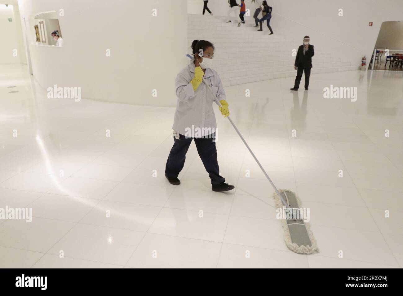 Cleaning worker at the Soumaya Museum during the reopening of facilities after being closed for several months due to the health emergency due to COVID-19 in Mexico, on August 16, 2020. (Photo by Gerardo Vieyra/NurPhoto) Stock Photo