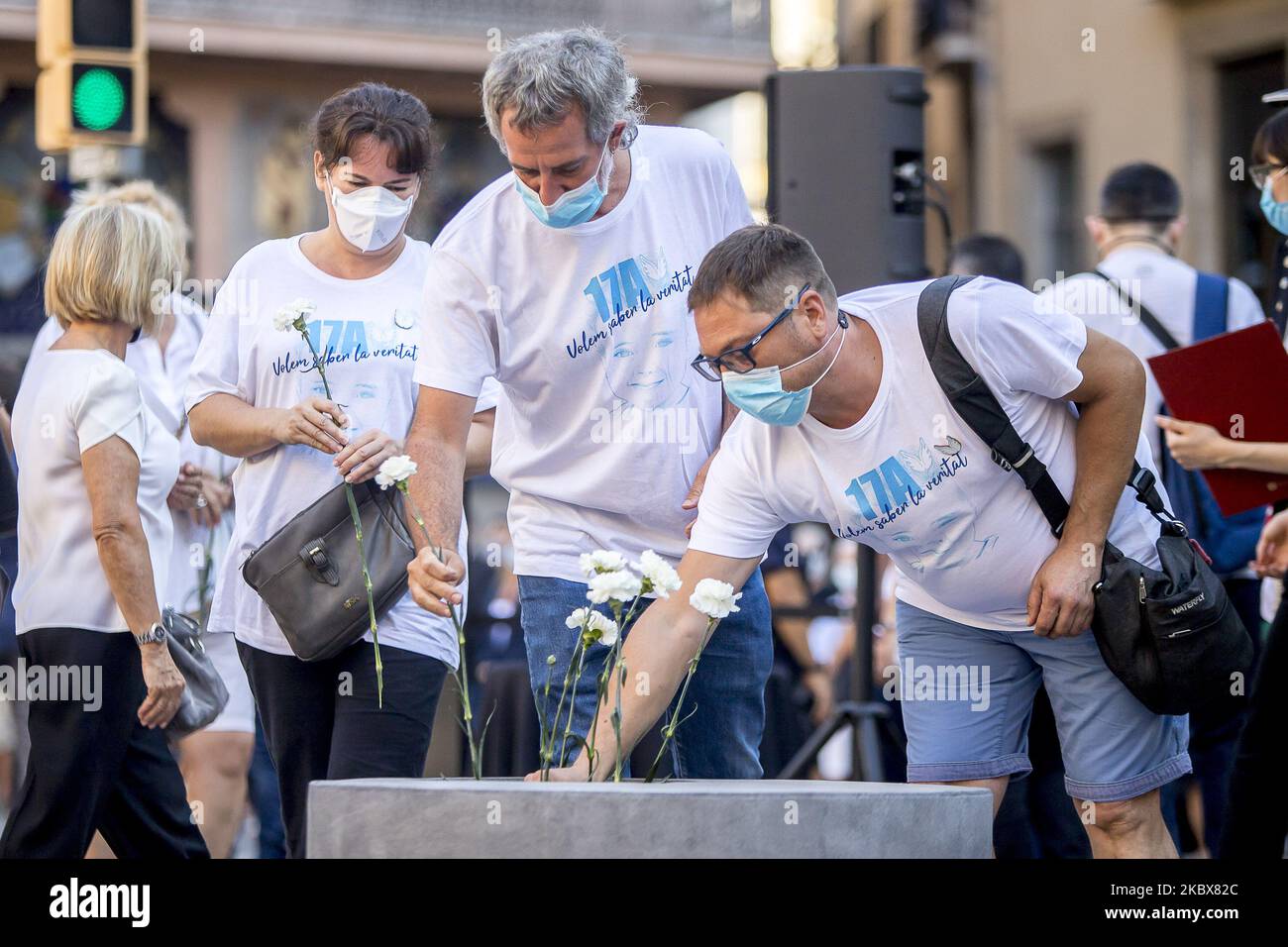 Relatives of the victims are involved in paying tribute to the victims of the jihadist attack on 17 August 2017 in the Rambles of Barcelona in the third anniversary of the atack. On 17 August 2020 in Barcelona, Catalonia, Spain. (Photo by Albert Llop/NurPhoto) Stock Photo