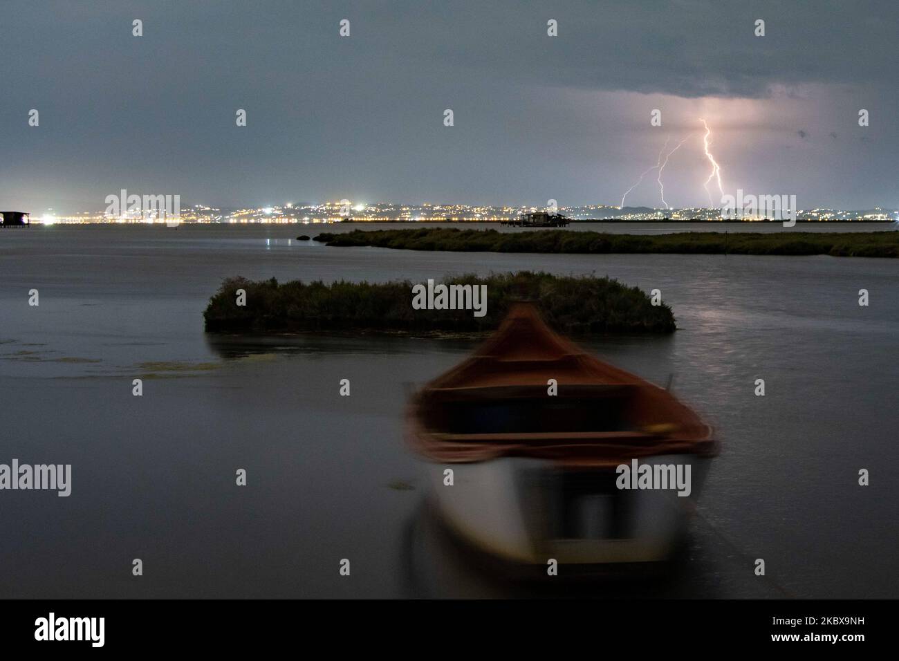 Lightnings during a summer night thunderstorm over Thessaloniki city and the sea as captured from Kalochori Lagoon in Northern Greece. The thunder storm with the lightning phenomenon is usually taking place during the summer and spring season. On August 15, 2020 in Thessaloniki, Greece. (Photo by Nicolas Economou/NurPhoto) Stock Photo