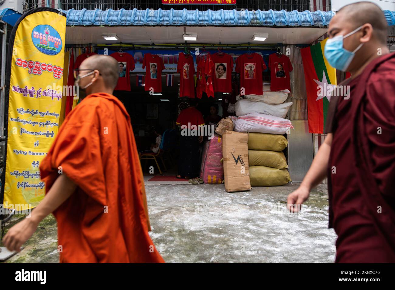 Buddhist monks walk pass a printing shop in Yangon, Myanmar on August 21, 2020. (Photo by Shwe Paw Mya Tin/NurPhoto) Stock Photo