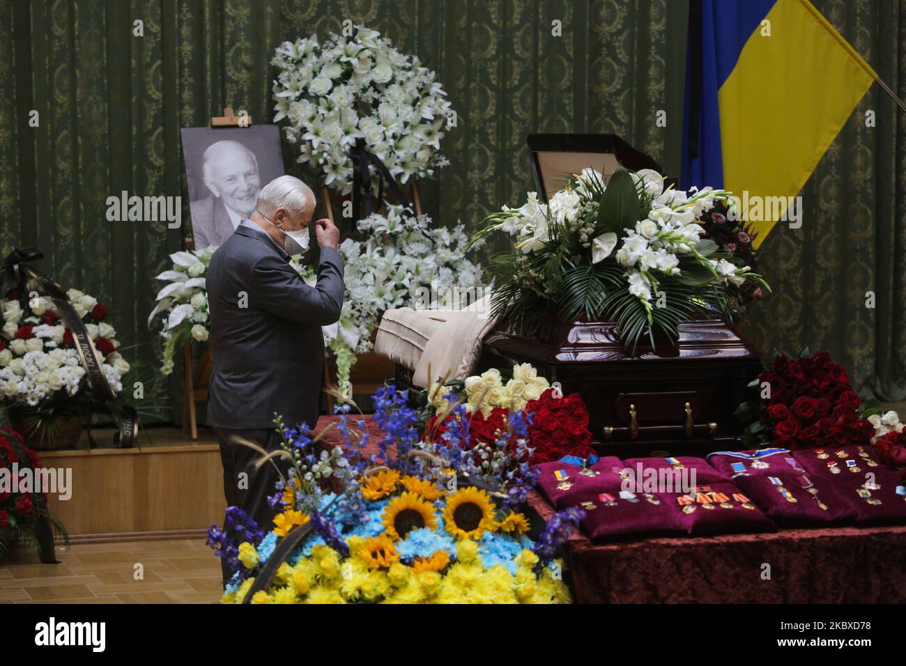 The first president of Ukraine Leonid Kravchuk stand near a coffin as he comes to pay his last tribute to Ukrainian scientist Borys Paton who has died in 101, in Kyiv, Ukraine, Augut 22, 2020. Ukraine mourn Borys Paton, prominent Ukrainian scientist in the field of welding processes, metallurgy and metal technology who died at 101. (Photo by Sergii Kharchenko/NurPhoto) Stock Photo