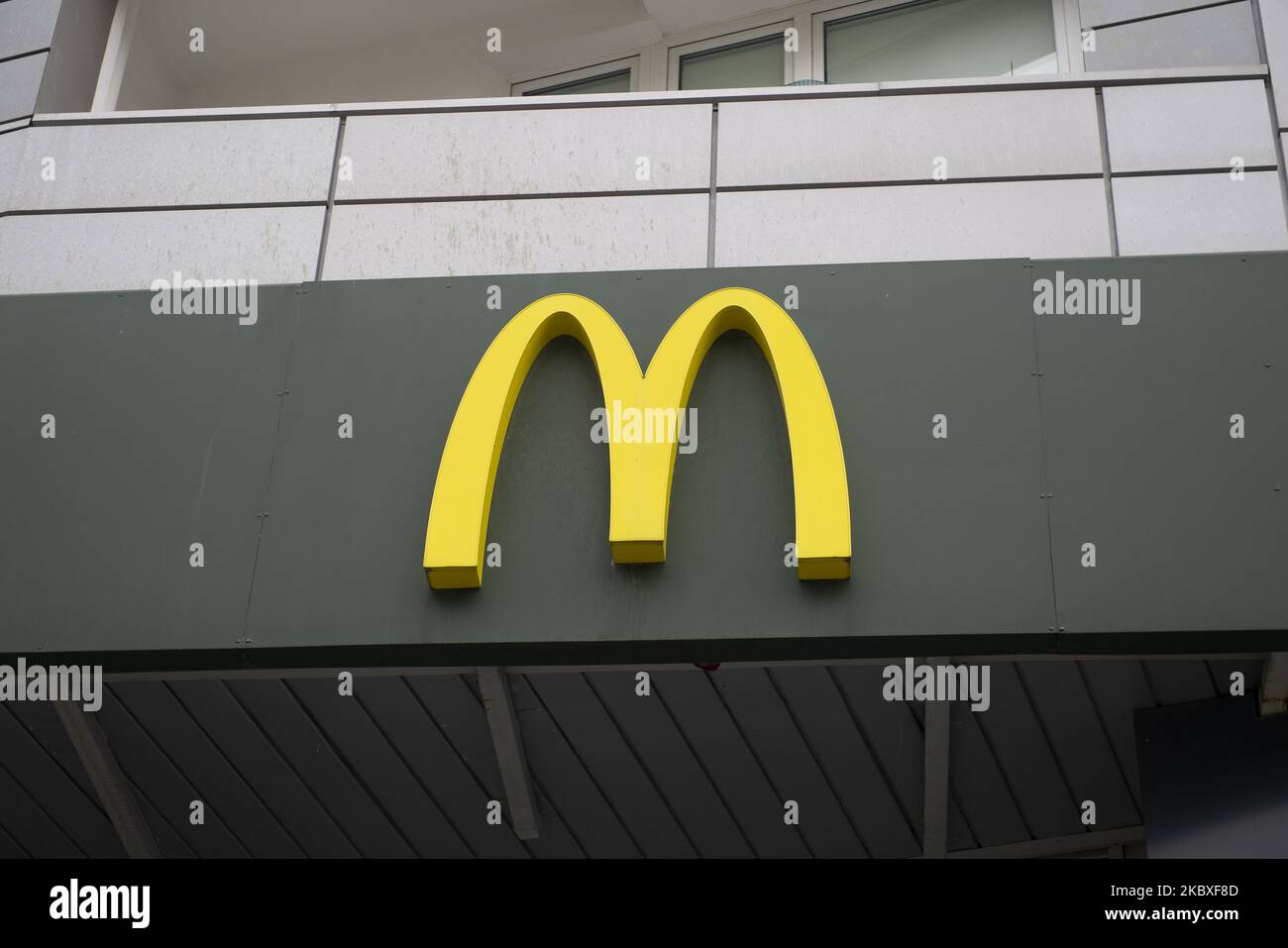 McDonald's fast food restaurant logo is seen on August 23, 2020 in Warsaw, Poland. (Photo by Aleksander Kalka/NurPhoto) Stock Photo