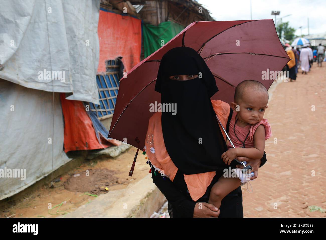 A Rohingya woman holds her baby at Kutupalong refugee camp in Ukhia, Cox’s Bazar, Bangladesh on August 24, 2020. (Photo by Rehman Asad/NurPhoto) Stock Photo