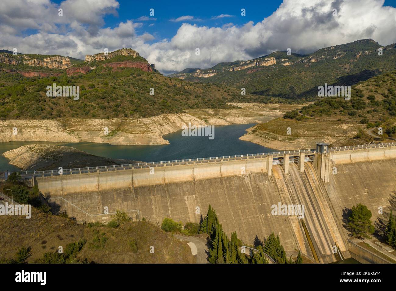 Aerial view of the almost dry Pantà de Siurana reservoir during the 2022 drought (Pirorat, Tarragona, Catalonia, Spain) Stock Photo
