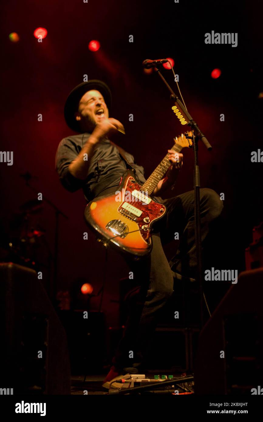 Guitarist andy dunlop hi-res stock photography and images - Alamy