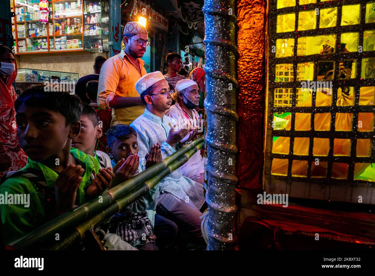 People pray and recite holy quran in front of the replica tomb of imam hussain in Dhaka, Bangladesh, on August 29, 2020. (Photo by Mushfiqul Alam/NurPhoto) Stock Photo