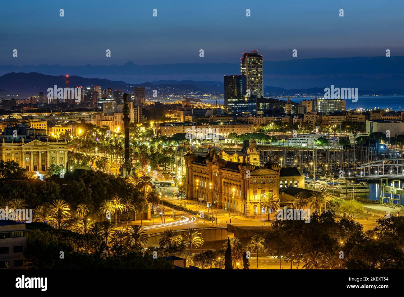 Columbus Monument and Port Vell (Old Port) of Barcelona, at night and at dawn (Barcelona, Catalonia) ESP: Monumento a Colón, y Port Vell (Barcelona) Stock Photo