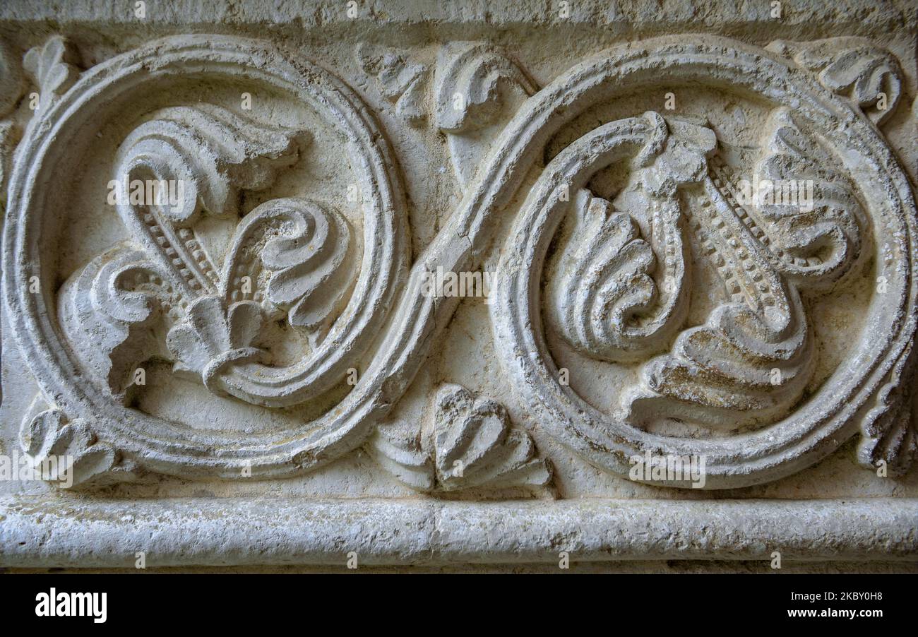 Cloister and details of the capitals of the cathedral of Girona (Catalonia, Spain) ESP: Claustro y detalles de los capiteles de la catedral de Gerona Stock Photo