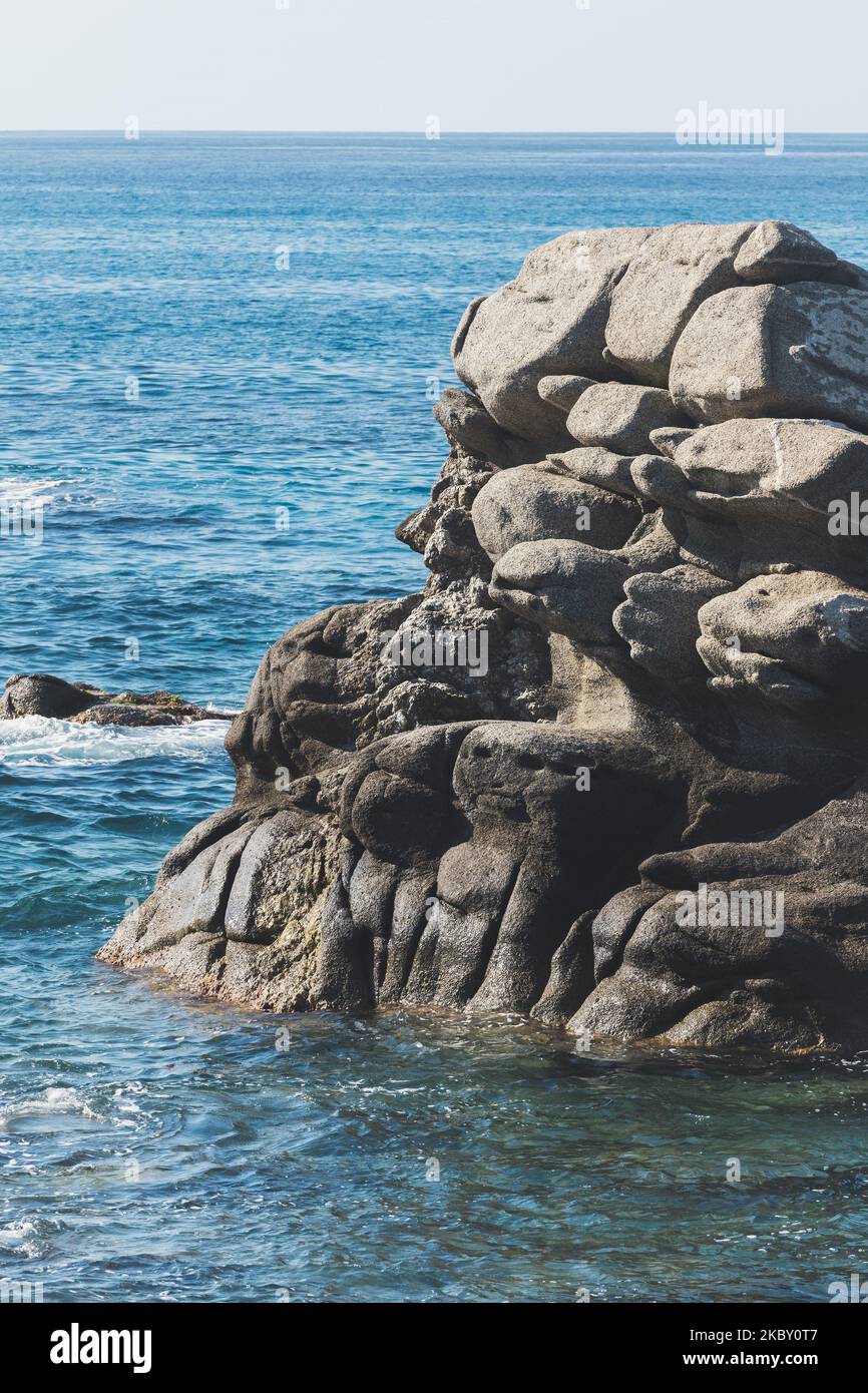 Ocean waves on rock shore hi-res stock photography and images - Alamy