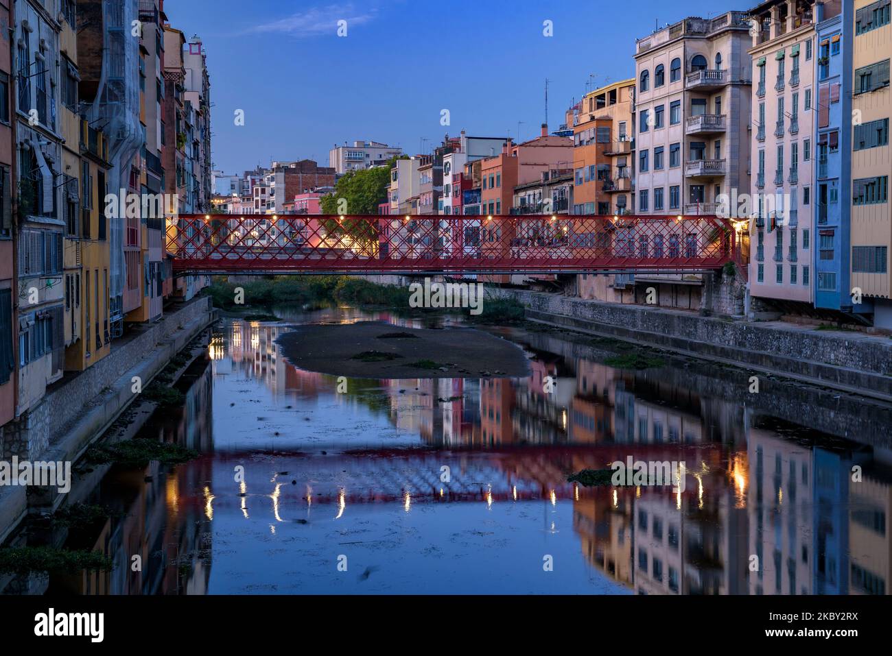 Houses next to the Onyar river as it passes through the city of Girona at blue hour (Girona, Catalonia, Spain) ESP: Casas sobre el río Onyar (Gerona) Stock Photo