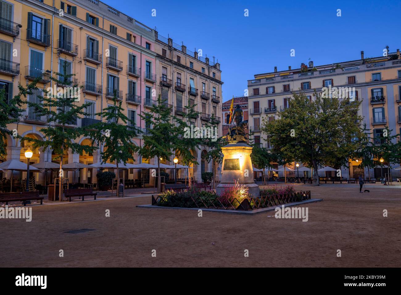 Independence square at blue hour and night (Girona, Catalonia, Spain) ESP: Plaza de la Independencia en la hora azul y de noche (Gerona, Cataluña) Stock Photo