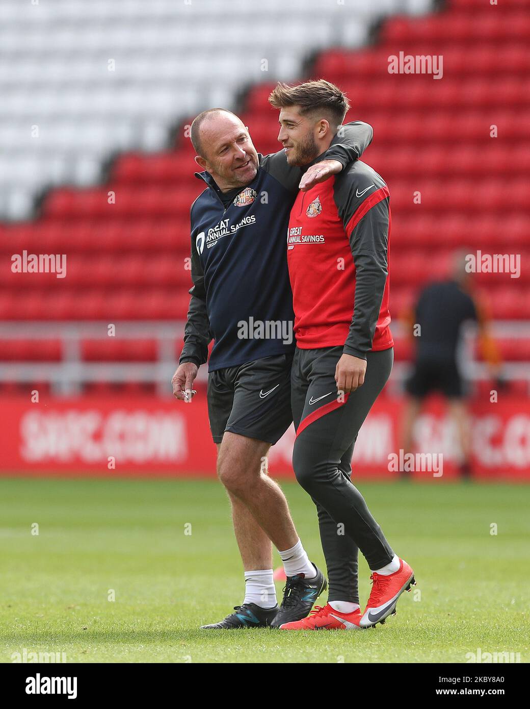 Sunderland's assistant manager Steve Parkin with Lynden Gooch during the Carabao Cup match between Sunderland and Hull City at the Stadium Of Light, Sunderland. (Photo by Mark Fletcher/MI News/NurPhoto) Stock Photo