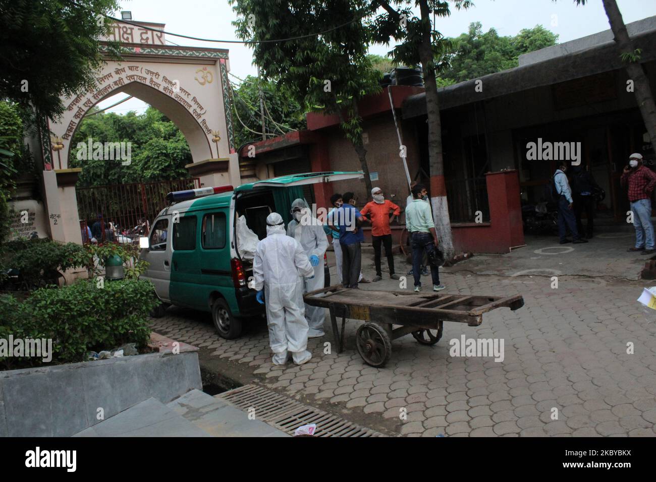 Healthcare workers wearing Personal Protective Equipment (PPE) take the body out of an ambulance to perform cremation of a person who died from the COVID-19 coronavirus before the cremation in a furnace at the Nigambodh Ghat Cremation Ground, in New Delhi on September 7, 2020. With 90,802 cases, India's coronavirus tally reached 42,04,613, taking its total above that of Brazil. The death count has risen to 71,642 with 1,016 more fatalities. (Photo by Mayank Makhija/NurPhoto) Stock Photo