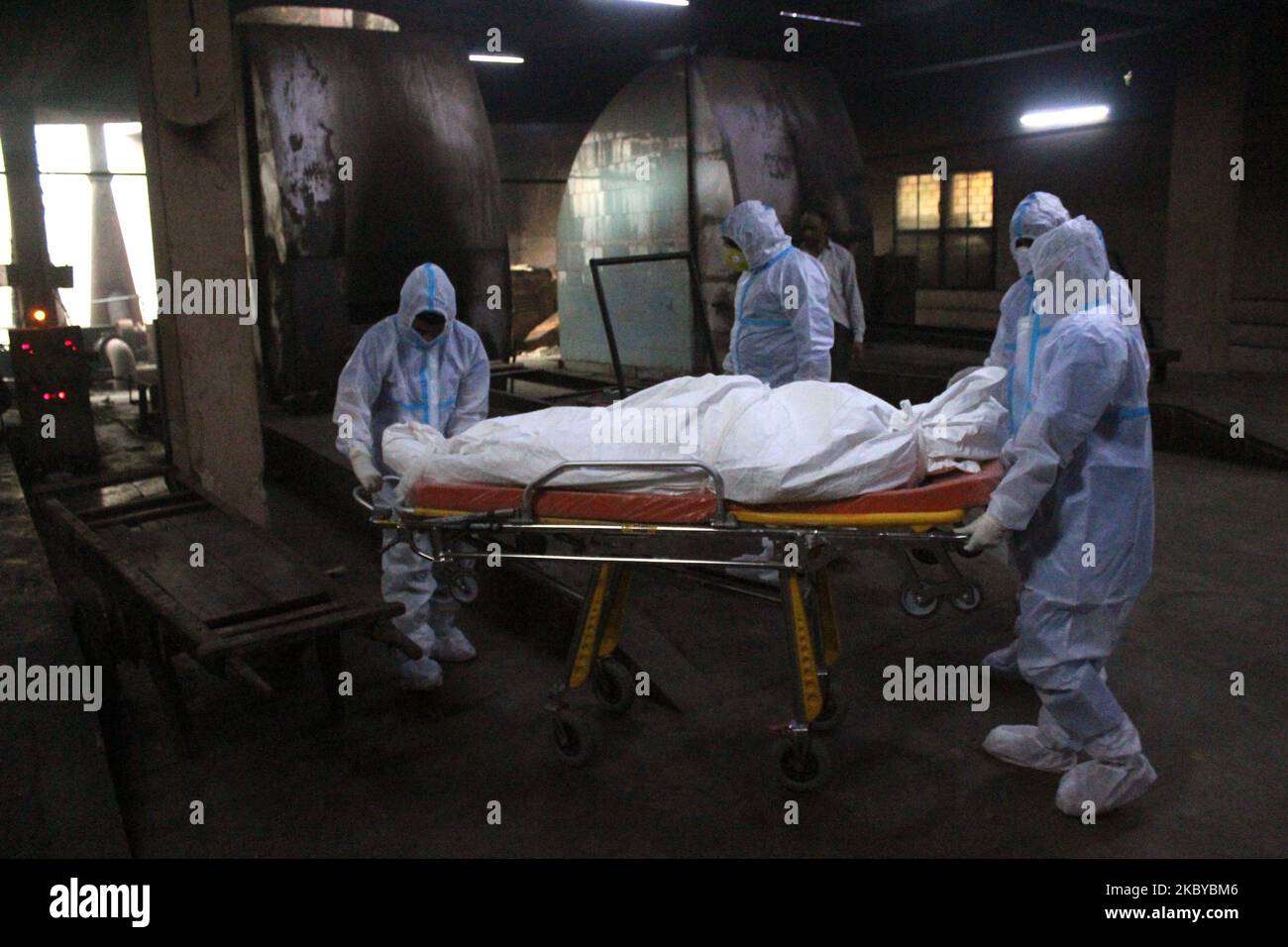 Family member wearing Personal Protective Equipment (PPE) carry the body of a person who died from the COVID-19 coronavirus before the cremation in a furnace at the Nigambodh Ghat Cremation Ground, in New Delhi on September 7, 2020. With 90,802 cases, India's coronavirus tally reached 42,04,613, taking its total above that of Brazil. The death count has risen to 71,642 with 1,016 more fatalities. (Photo by Mayank Makhija/NurPhoto) Stock Photo