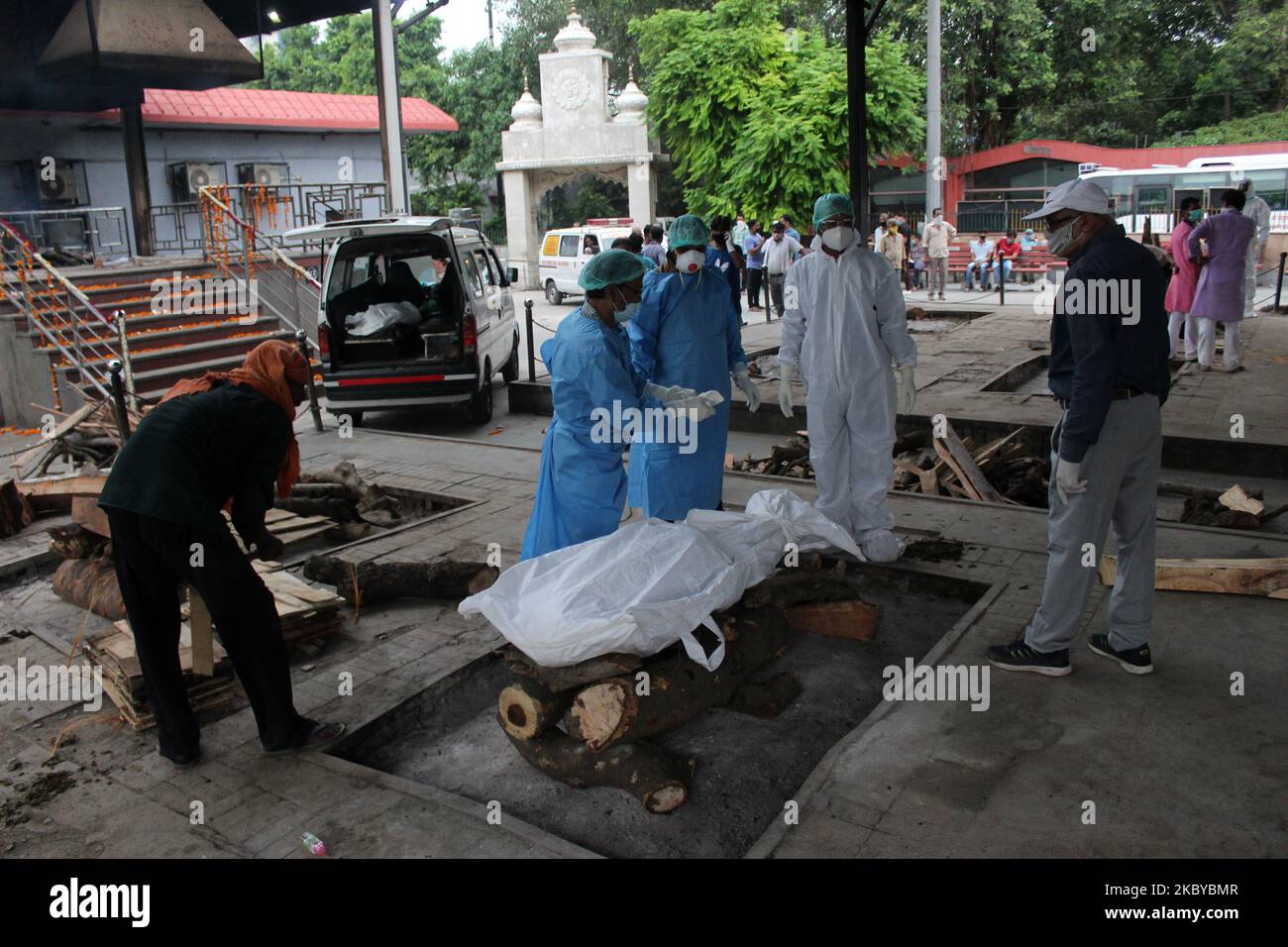 Healthcare workers wearing Personal Protective Equipment (PPE) carry the body of a person who died from the COVID-19 coronavirus, before the cremation in a pyre at the Nigambodh Ghat Cremation Ground, Kashmere Gate on September 7, 2020 in New Delhi. India has recorded more than 90,000 new cases of Covid-19 in the past 24 hours, taking its total above that of Brazil. The country now has the second-largest number of confirmed cases in the world, 4,204,613. It has reported 71,642 deaths, the third-highest in the world. (Photo by Mayank Makhija/NurPhoto) Stock Photo