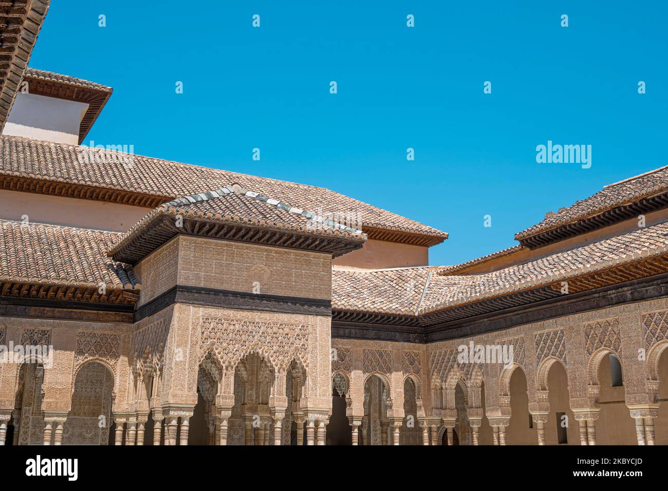 Hermosa arquitectura de estilo Ã¡rabe y arte nazarÃ del patio de los leones en la Alhambra de Granada, EspaÃ±a Stock Photo
