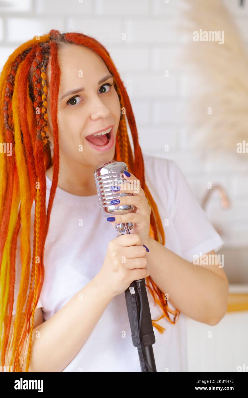 Singer with dreadlocks hires stock photography and images Alamy