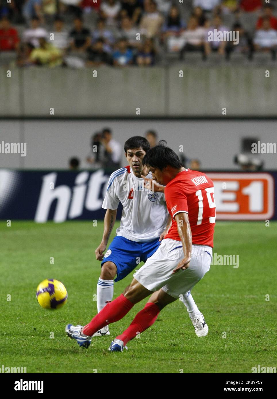 Yeom Ki-Hun(ftont), South Korea, and Denis Caniza, Paraguay, compete for the ball during the international friendly match between South Korea and Paraguay at Seoul Worldcup stadium on August 12, 2009 in Seoul, South Korea. (Photo by Seung-il Ryu/NurPhoto) Stock Photo
