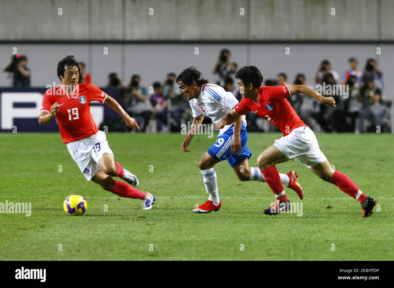 Yeom Ki-Hun(l), Oh Beom-Suk, South Korea, and Edgar Benitez, Paraguay, compete for the ball during the international friendly match between South Korea and Paraguay at Seoul Worldcup stadium on August 12, 2009 in Seoul, South Korea. (Photo by Seung-il Ryu/NurPhoto) Stock Photo