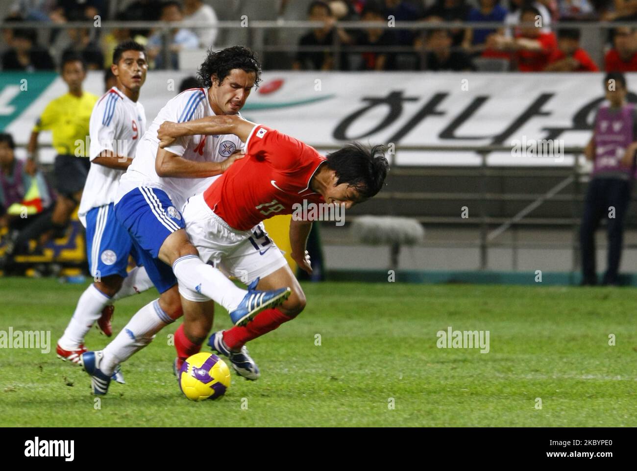 Yeom Ki-Hun(front), South Korea, and Cristian Riveros, Paraguay, compete for the ball during the international friendly match between South Korea and Paraguay at Seoul Worldcup stadium on August 12, 2009 in Seoul, South Korea. (Photo by Seung-il Ryu/NurPhoto) Stock Photo