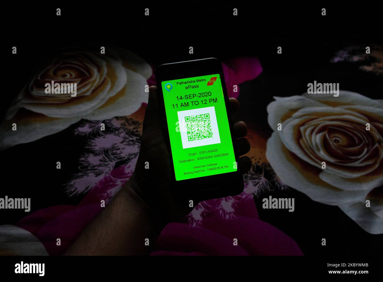 a-metro-e-pass-illustrated-on-mobile-device-in-kolkata-metro-railway