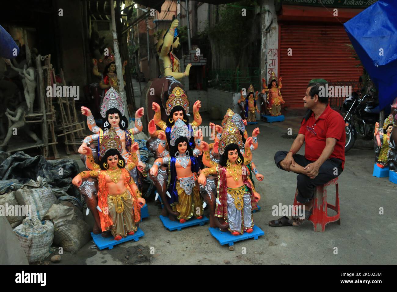 A idol seller waiting for customer in Kolkata, India, Wednesday, Sept. 16, 2020. Hindu festival Vishwakarma Puja will be celebrated on Thursday.India's total of coronavirus infections passed 5 million Wednesday, still soaring and testing the feeble health care system in tens of thousands of impoverished towns and villages. (Photo by Debajyoti Chakraborty/NurPhoto) Stock Photo