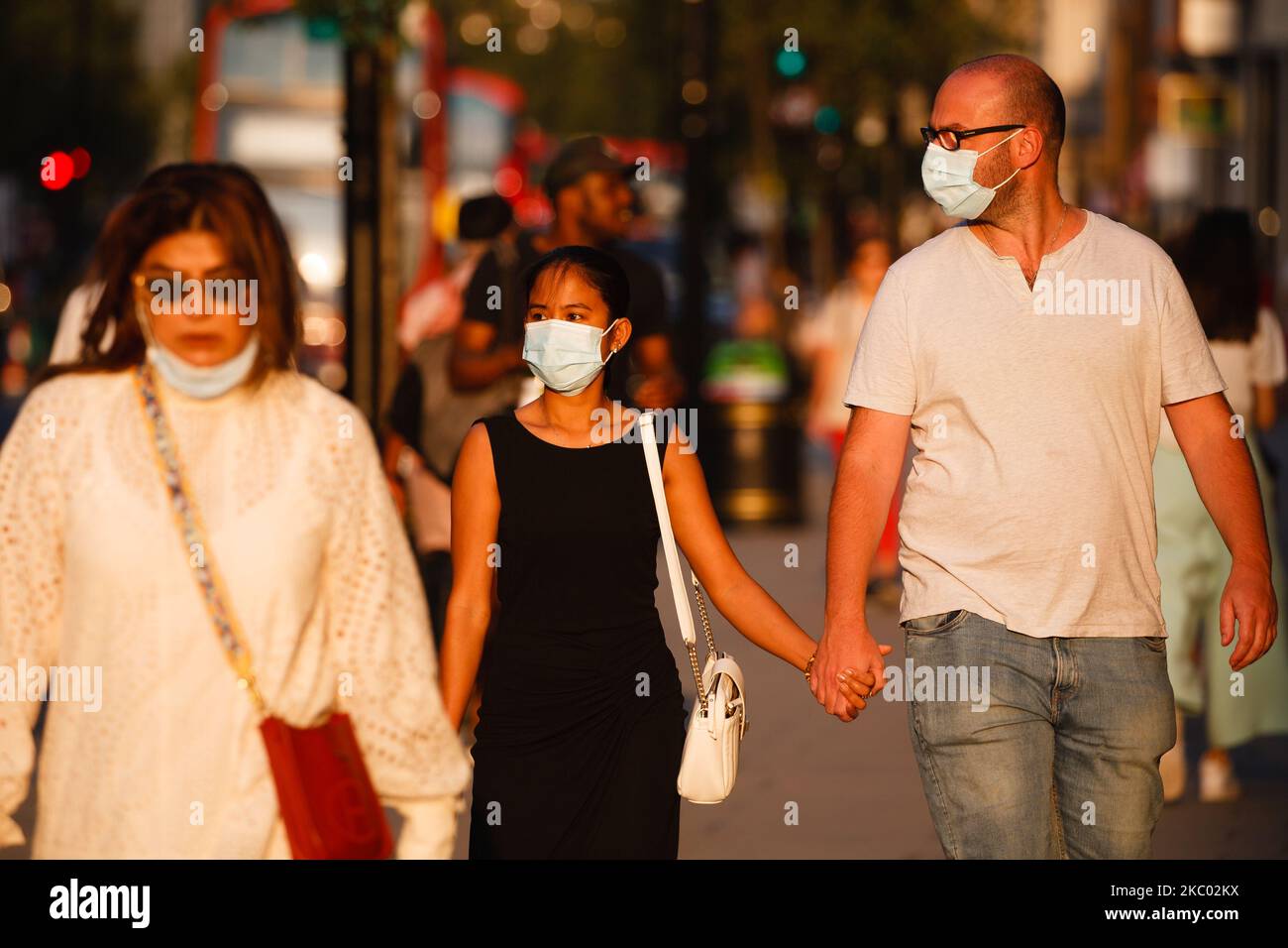A couple wearing face masks walk along Oxford Street in London, England, on September 16, 2020. While the UK continues to edge towards economic recovery some 3,991 new coronavirus cases were recorded today, in what is the highest daily figure in the country since May 8. Prime Minister Boris Johnson meanwhile today told a parliamentary committee that he did not want a second national lockdown as part of the ongoing response to the covid-19 crisis. (Photo by David Cliff/NurPhoto) Stock Photo