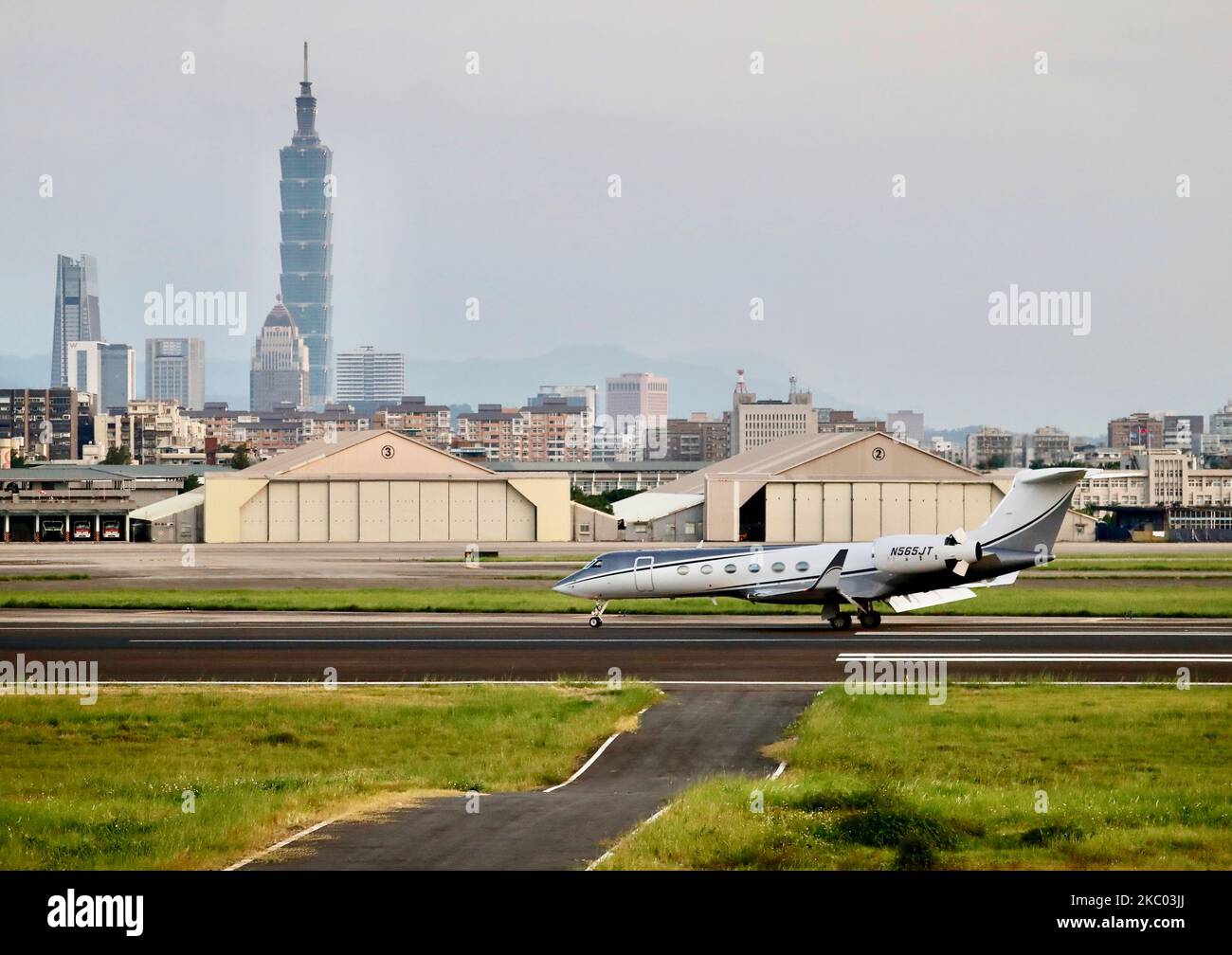 A Gulfstream V aircraft carrying Keith Krach, US Under Secretary of State for Economic Growth, Energy and the Environment, lands at Songshan Airport, as Keith Krach will be attending the memorial service to mourn the death of former Taiwan President Mr Lee teng-hui, in Taipei City, Taiwan, on 17 Sep 2020. This visit by US officials includes dialogues and exchanges with the Taiwanese government upon economy, democracy and the safety of industry chain, which is the second time in the year for US high ranking officials to travel to the island country. (Photo by Ceng Shou Yi/NurPhoto) Stock Photo