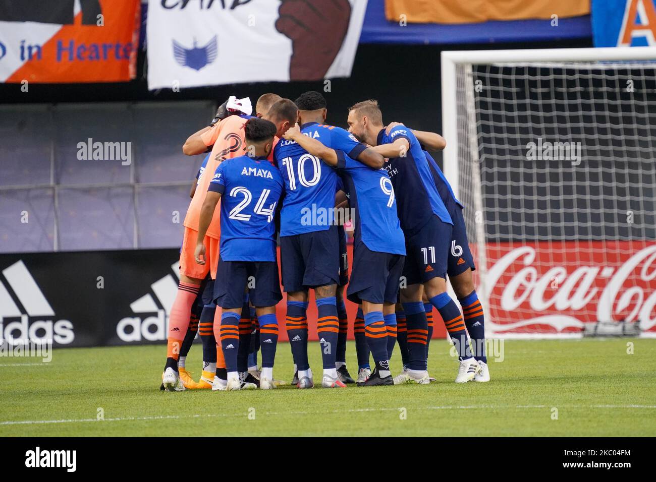 FC Cincinnati players huddle prior to the start of the MLS soccer match between FC Cincinnati and the Chicago Fire that ended in a 0-0 draw at Nippert Stadium, Wednesday, September 2nd, 2020, in Cincinnati, OH. (Photo by Jason Whitman/NurPhoto) Stock Photo