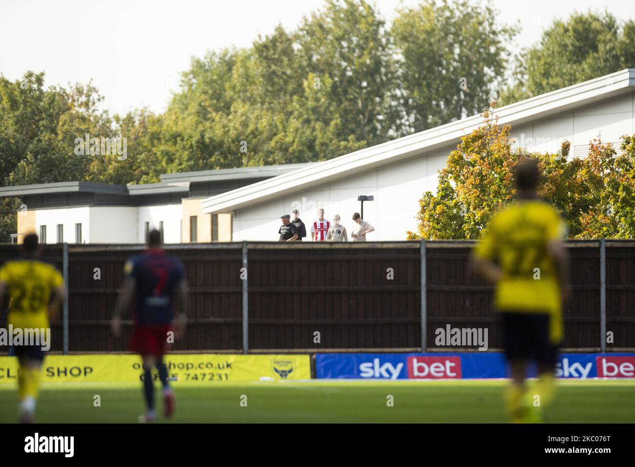 Sunderland fans watching the match behind the fence at the Kassam stadium during the Sky Bet League 1 match between Oxford United and Sunderland at the Kassam Stadium, Oxford, England, on September 19, 2020. (Photo by Leila Coker/MI News/NurPhoto) Stock Photo