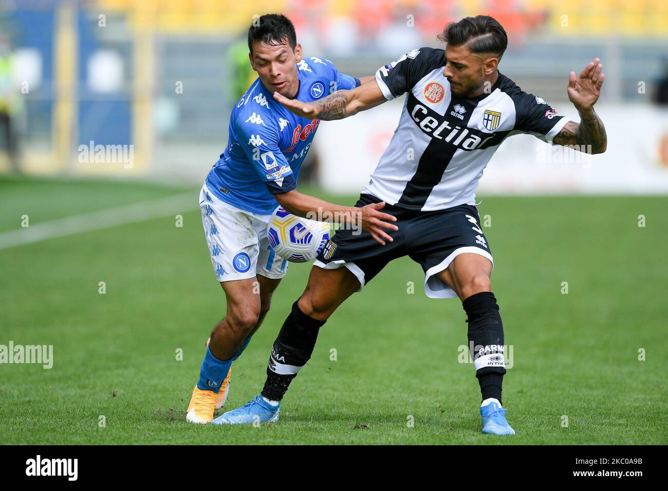 Hirving Lozano of SSC Napoli is challenged by Giuseppe Pezzella of Parma Calcio 1913 during the Serie A match between Parma Calcio 1913 and Napoli at Stadio Ennio Tardini, Parma, Italy on 20 September 2020. (Photo by Giuseppe Maffia/NurPhoto) Stock Photo