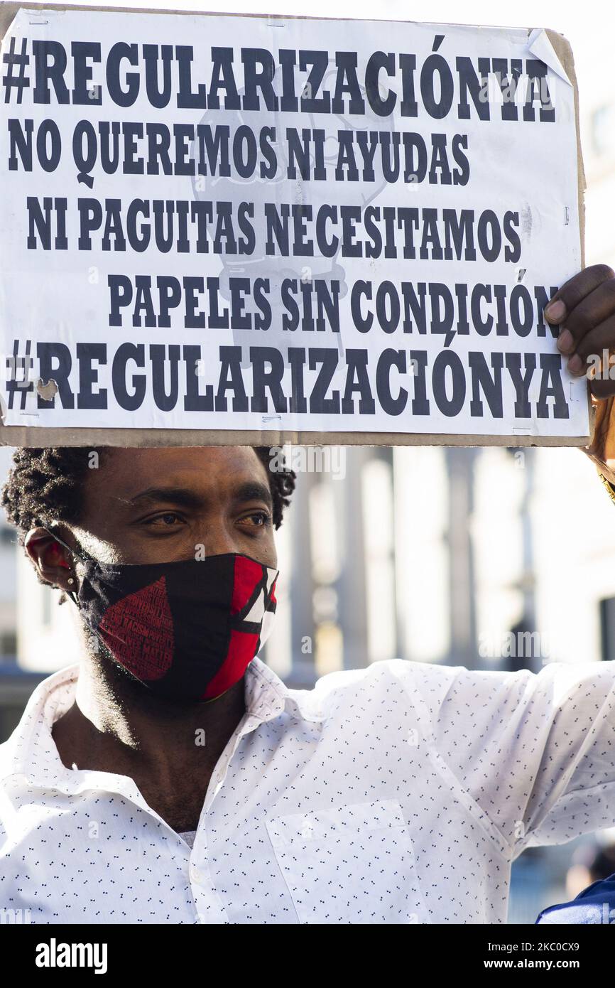 Migrant collectives protest to demand a massive regularization under the slogan PAPELES PARA TODOS at the Congress of Deputies in Madrid, Spain, on September 22, 2020. (Photo by Oscar Gonzalez/NurPhoto) Stock Photo