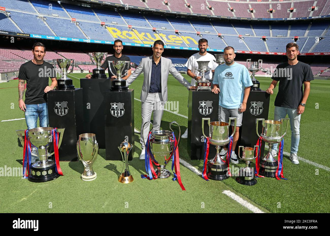 Luis Suarez, whith Leo Messi, Jordi Alba, Sergio Busquets, Sergi Roberto and Gerard Pique at the Camp Nou stadium with all the trophies he has won during his six seasons at FC Barcelona on 24th September 2020, in Barcelona, Spain. (Photo by Urbanandsport/NurPhoto) Stock Photo