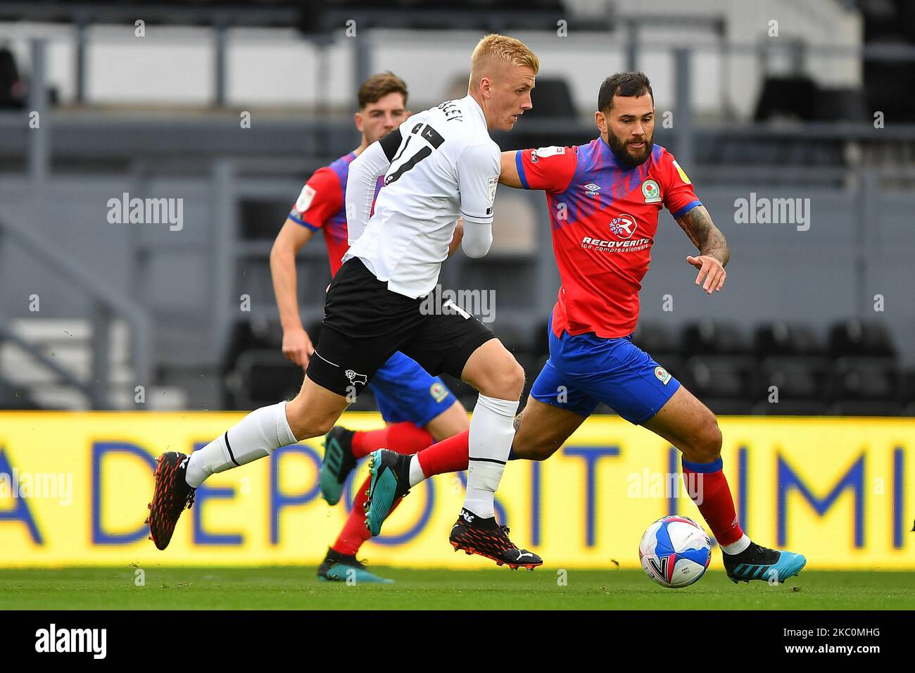 Louie Sibley of Derby County battles with Bradley Johnson of Blackburn Rovers during the Sky Bet Championship match between Derby County and Blackburn Rovers at the Pride Park, DerbyDerby, England on 26th September 2020. (Photo by Jon Hobley/MI News/NurPhoto) Stock Photo