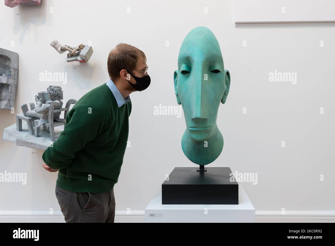 A man looks at 'Head II' by Tim Shaw RA during a press preview of the 252nd Summer Exhibition at Royal Academy of Arts, on September 28, 2020 in London, England. The exhibition, which for the first time ever, due to COVID-19, takes place in the Autumn between 6 October 2020 and 3 January 2021, features over 1000 works in a range of media, by emerging and established artists. (Photo by WIktor Szymanowicz/NurPhoto) Stock Photo