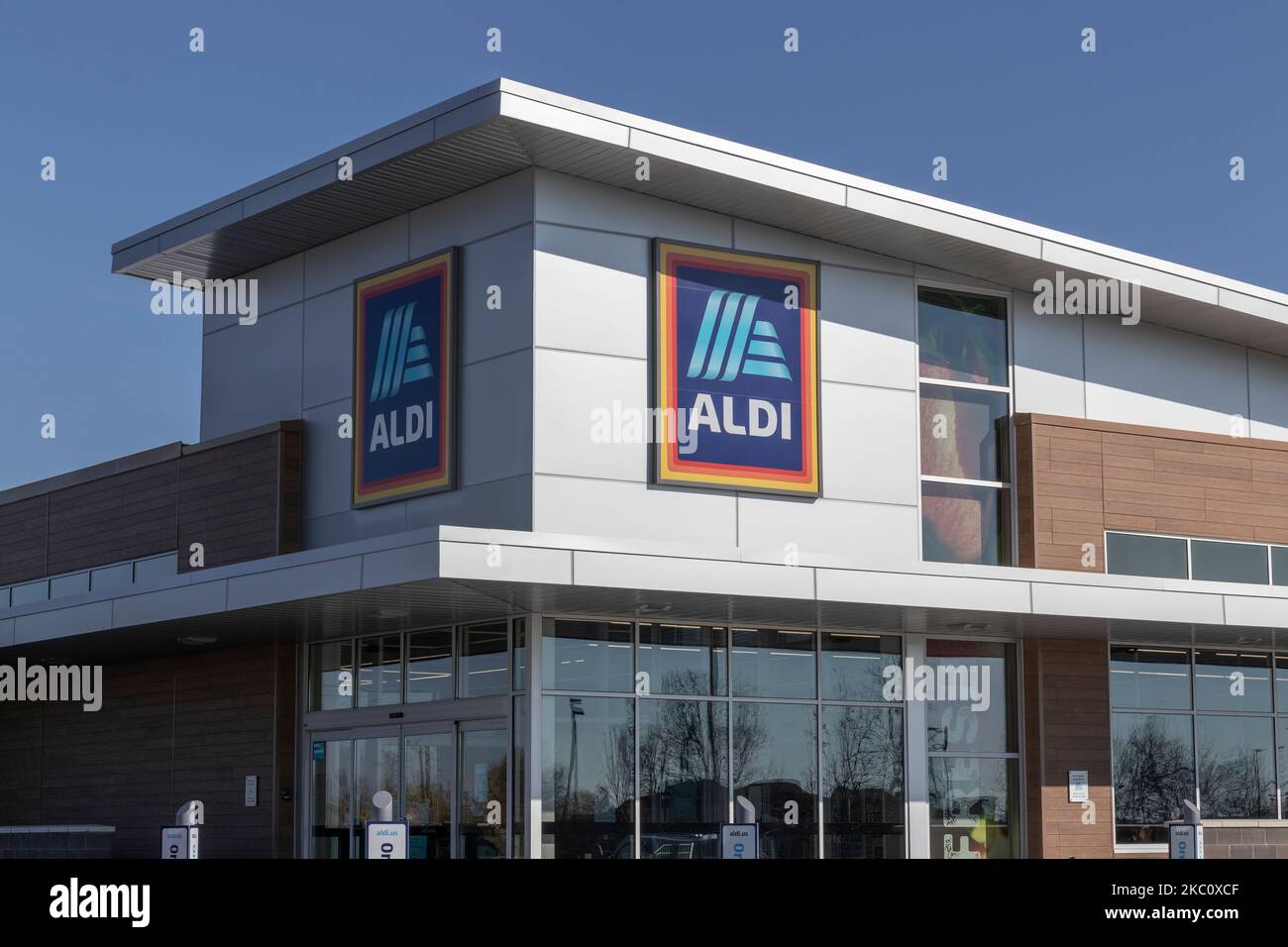 Brownsburg - Circa November 2022: Aldi Discount Supermarket. Aldi sells a range of grocery items, including produce, meat and dairy at discount prices Stock Photo