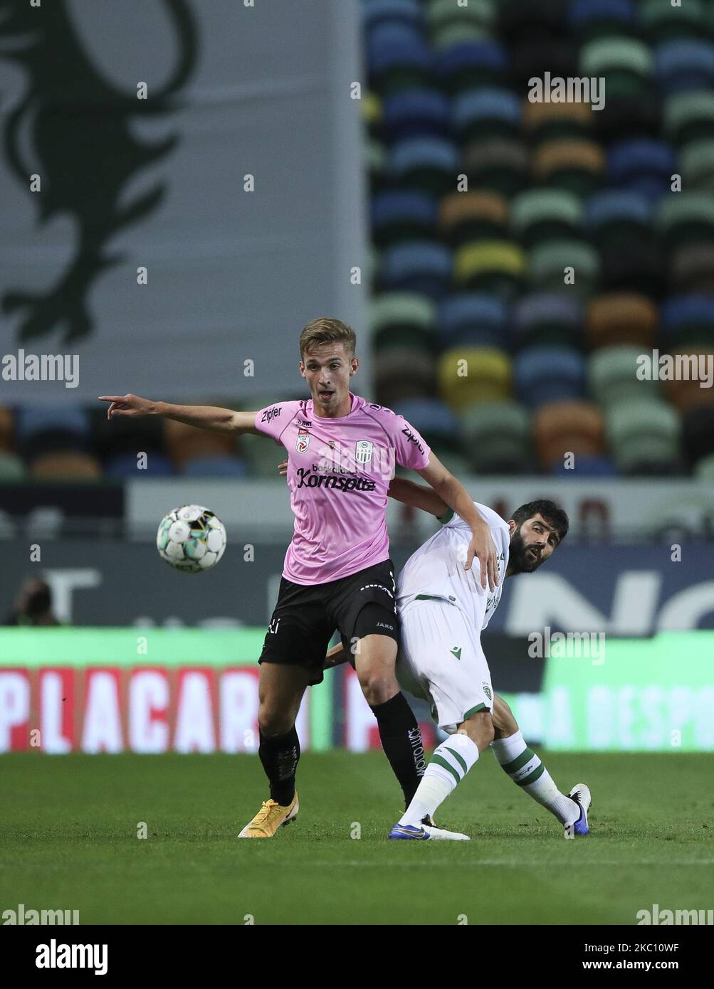 Luis Neto(R) of Sporting CP vies with Marko Raguz(L) of Lask Linz ...