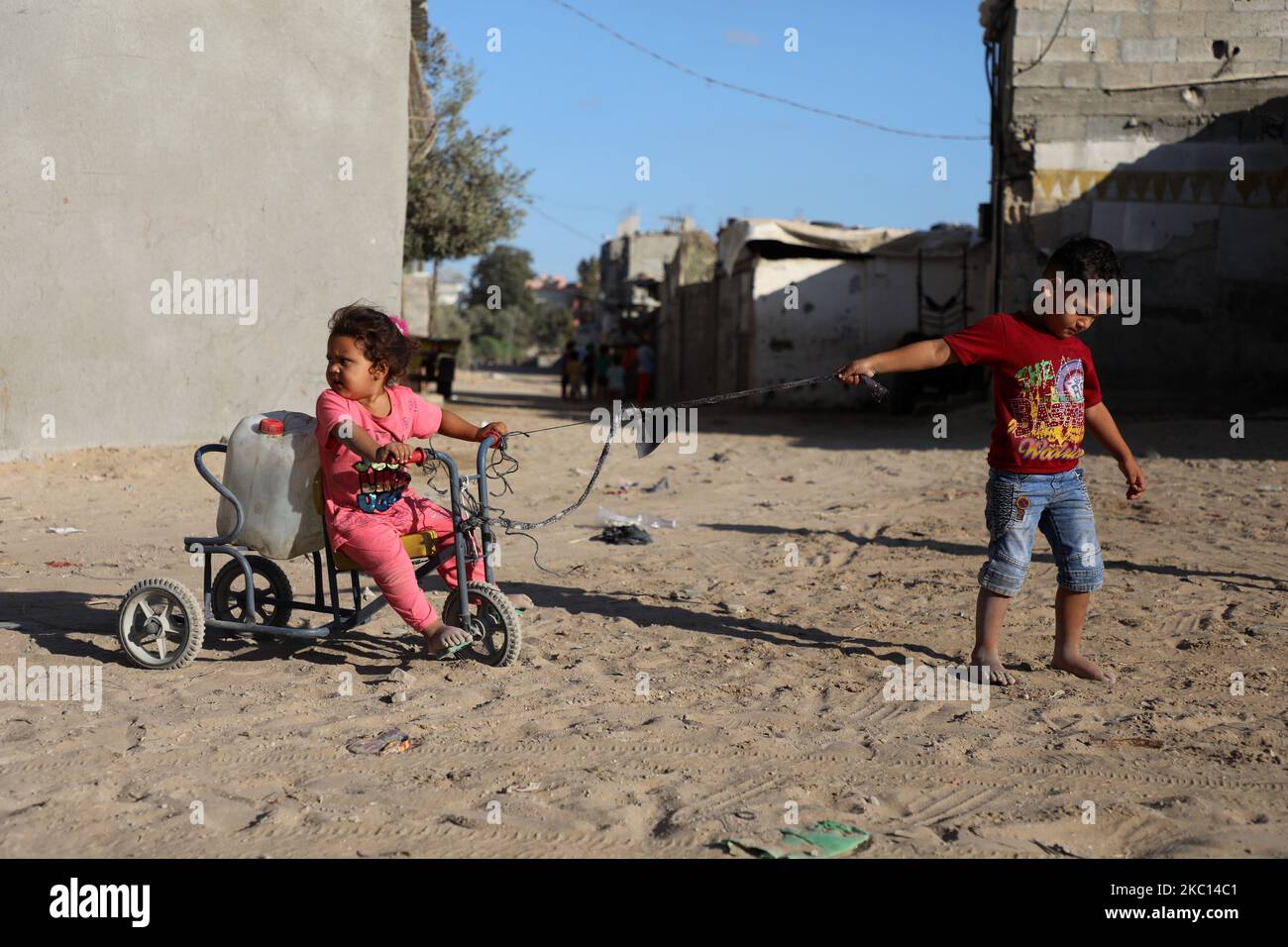 Palestinian children are seen in a poor neighbourhood in Gaza City , amid concerns about the spread of the COVID-19, on October 4, 2020. (Photo by Majdi Fathi/NurPhoto) Stock Photo