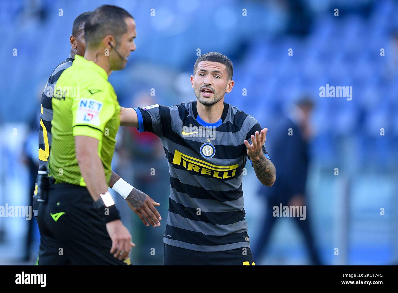 Stefano Sensi of FC Internazionale protests with the referee after receiving a red card during the Serie A match between SS Lazio and FC Internazionale at Stadio Olimpico, Rome, Italy on 4 October 2020. (Photo by Giuseppe Maffia/NurPhoto) Stock Photo