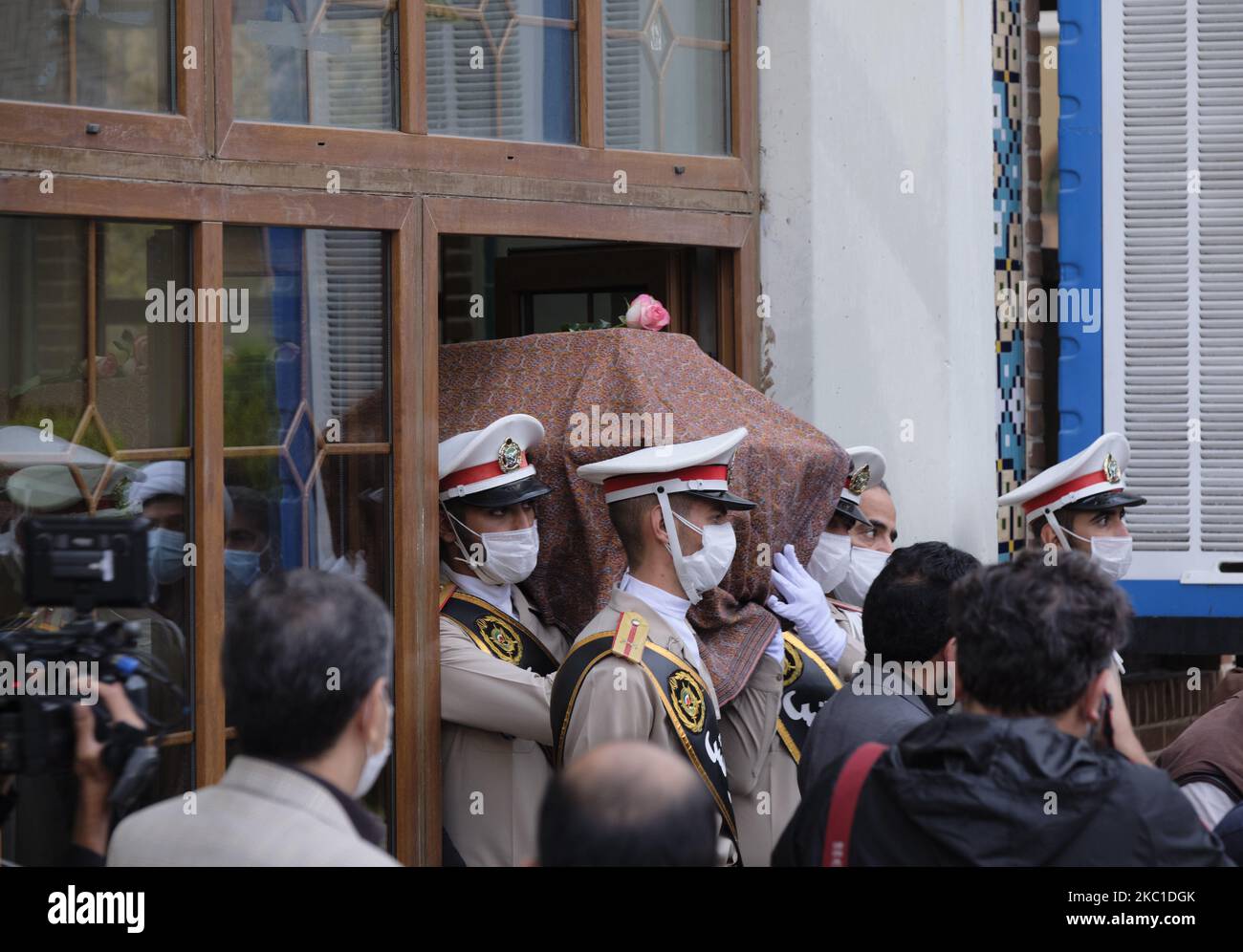 Members of the Iran’s Army honor guard carrying the coffin of the Iranian iconic vocalist master of Persian traditional music, Persian calligrapher and humanitarian activist, Mohammad-Reza Shajarian, after a dead-pray ceremony in Behesht-e-Zahra cemetery in south of Tehran on October 9, 2020. (Photo by Morteza Nikoubazl/NurPhoto) Stock Photo